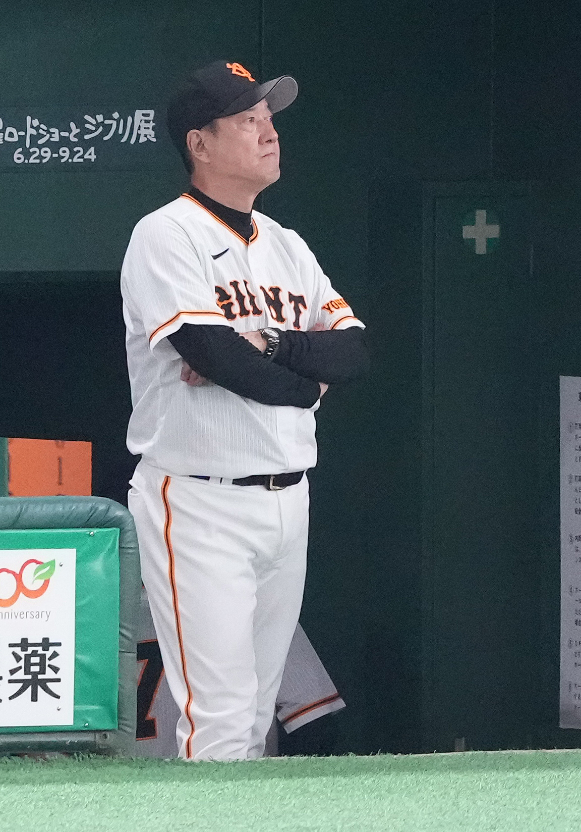 巨人対楽天　ベンチで腕を組む巨人原監督（撮影・鈴木みどり）