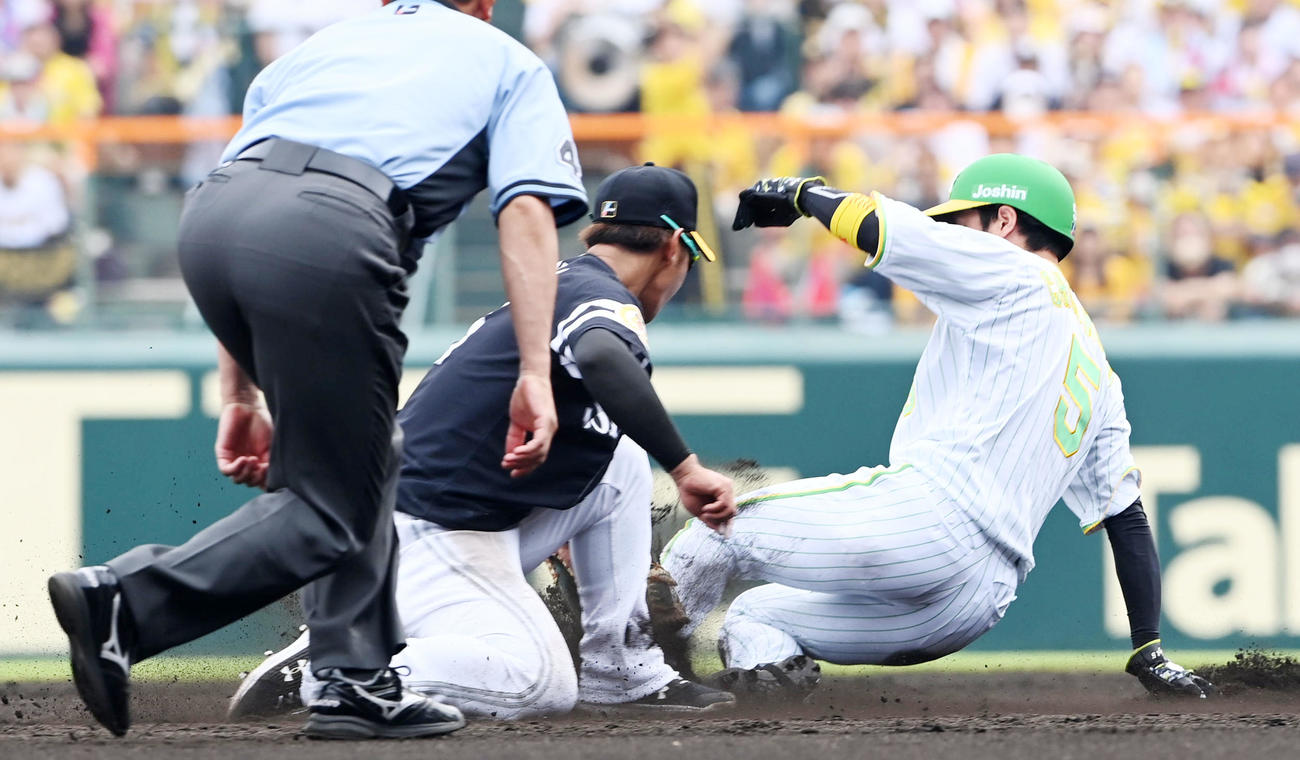 阪神対ソフトバンク　3回裏阪神2死一塁、近本は二塁盗塁に成功（撮影・前岡正明）