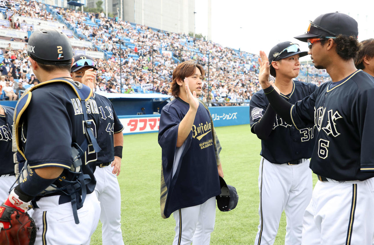 ヤクルト対オリックス　勝利し選手たちを迎えるオリックス宮城（中央）（撮影・鈴木正人）