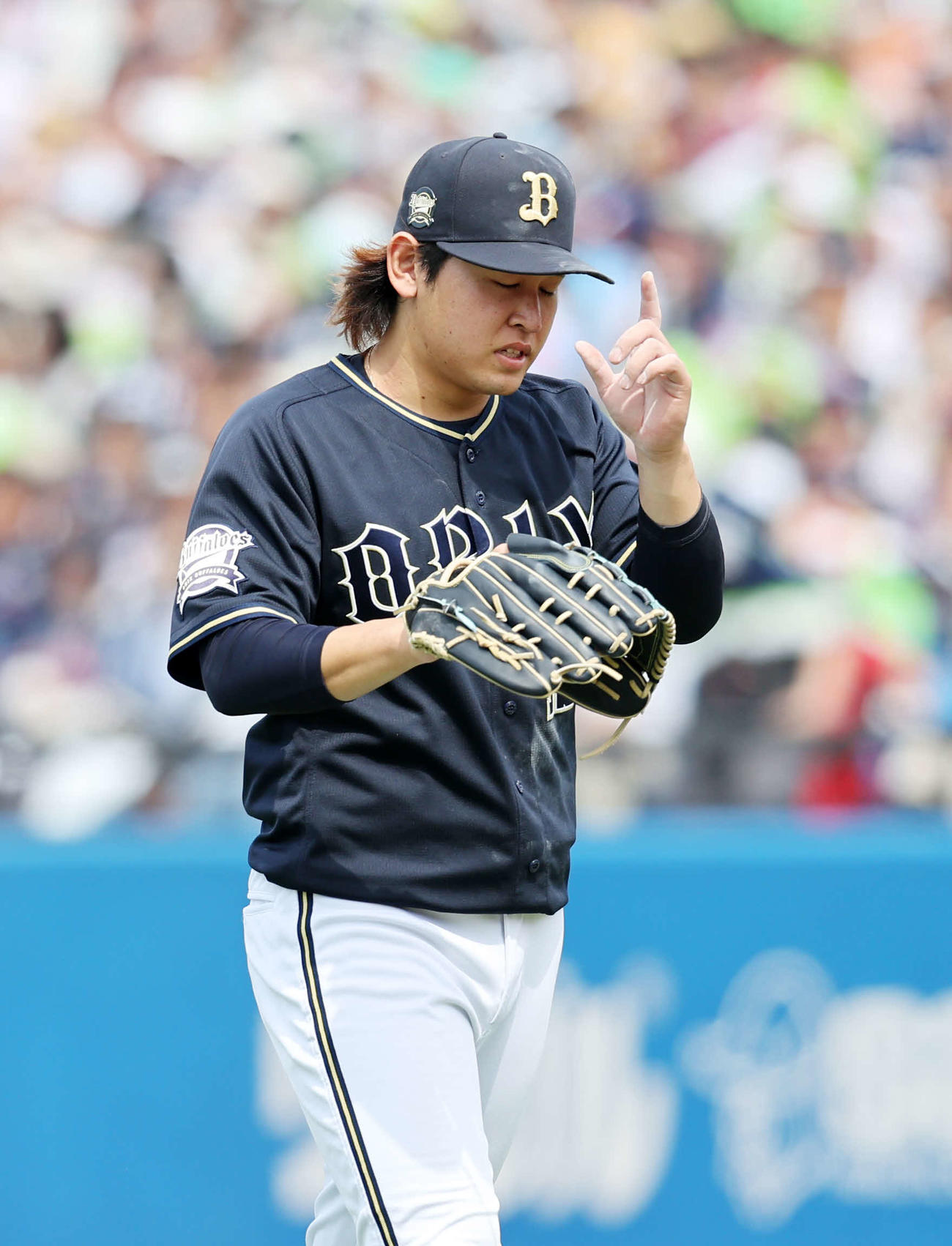 ヤクルト対オリックス　2回裏、ヤクルトの攻撃を抑えベンチに引き揚げるオリックス宮城（撮影・鈴木正人）