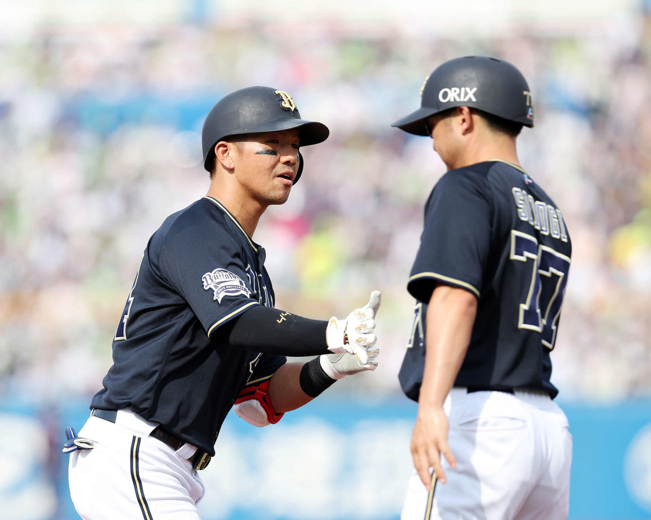 ヤクルト対オリックス　7回表オリックス無死、頓宮（左）は左中間ソロ本塁打を放ち梵コーチとタッチ（撮影・鈴木正人）