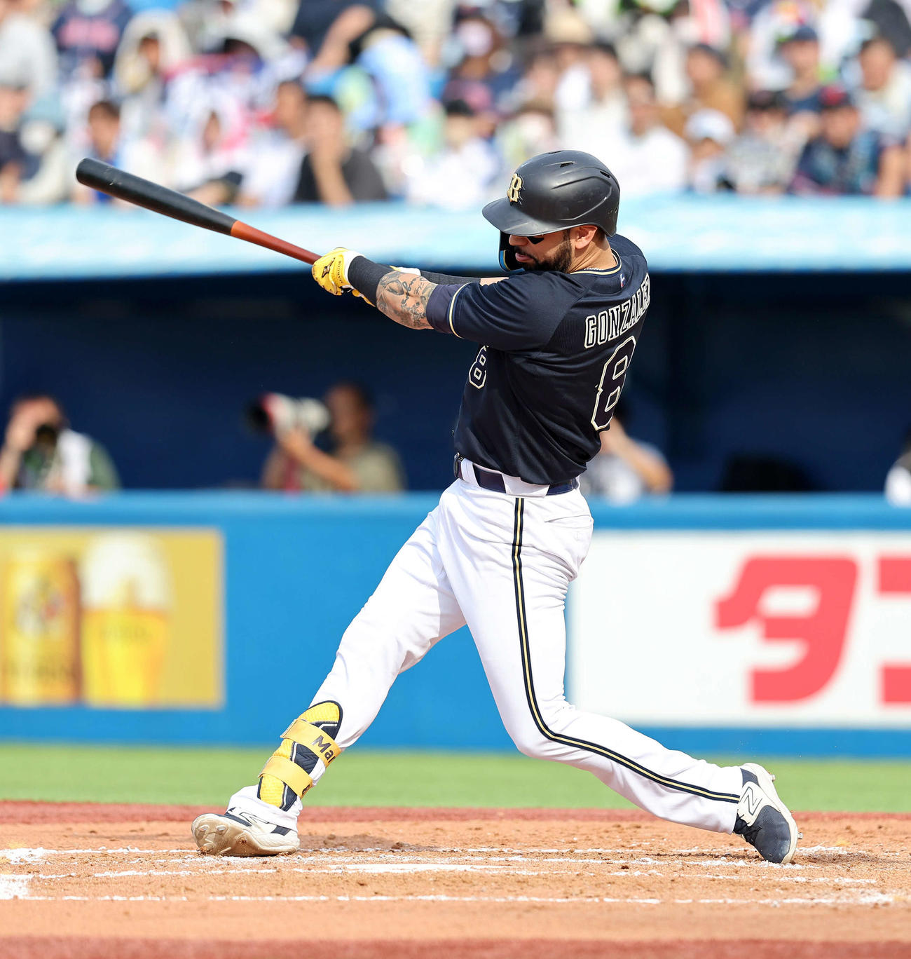 ヤクルト対オリックス　7回表オリックス2死満塁、ゴンザレスは右越え満塁本塁打を放つ（撮影・鈴木正人）