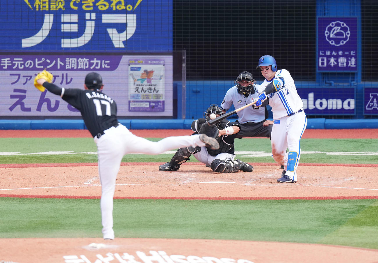 DDeNA対ロッテ　4回裏DeNA2死三塁、佐々木朗から左適時二塁打を放つ牧（撮影・菅敏）