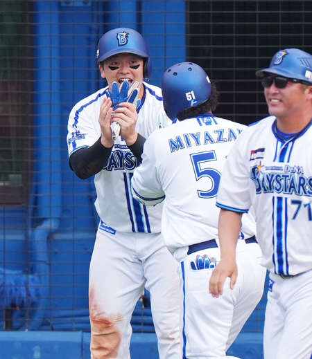 DeNA対ロッテ　6回裏DeNA2死三塁、2点本塁打を放った宮崎（中央）を迎える牧（撮影・菅敏）
