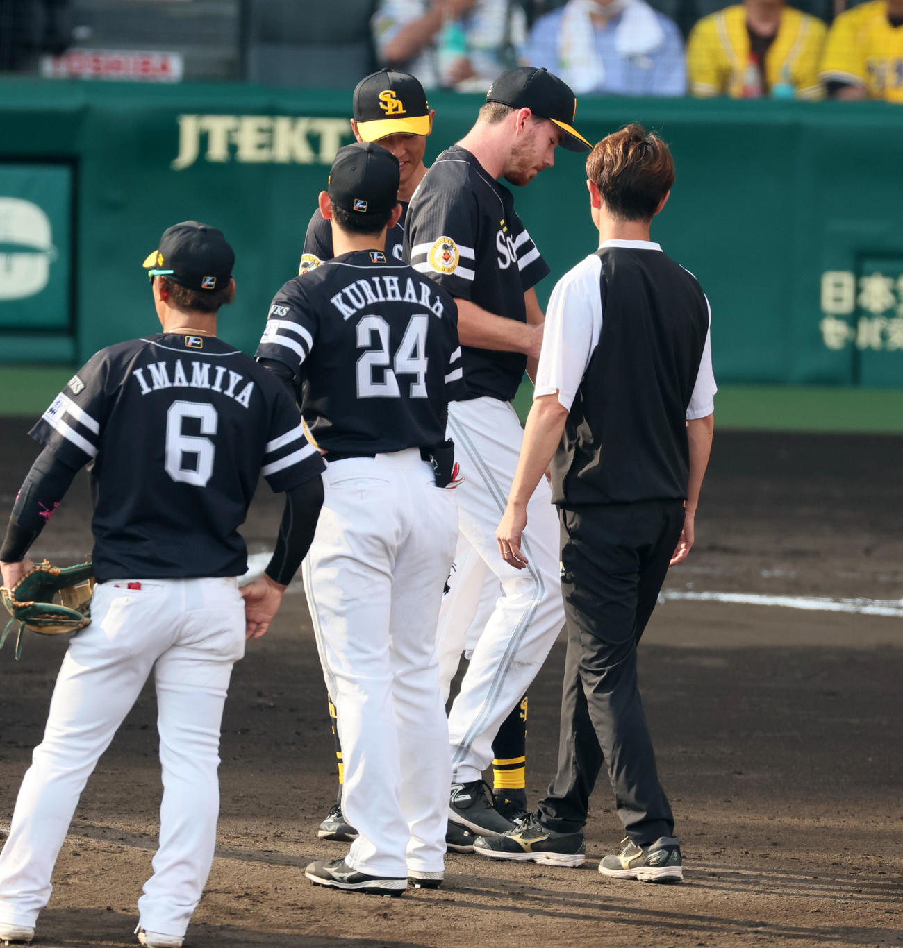 阪神対ソフトバンク　6回裏阪神1死一、二塁、打者ミエセスを迎えたところで降板する先発のスチュワート（撮影・加藤哉）