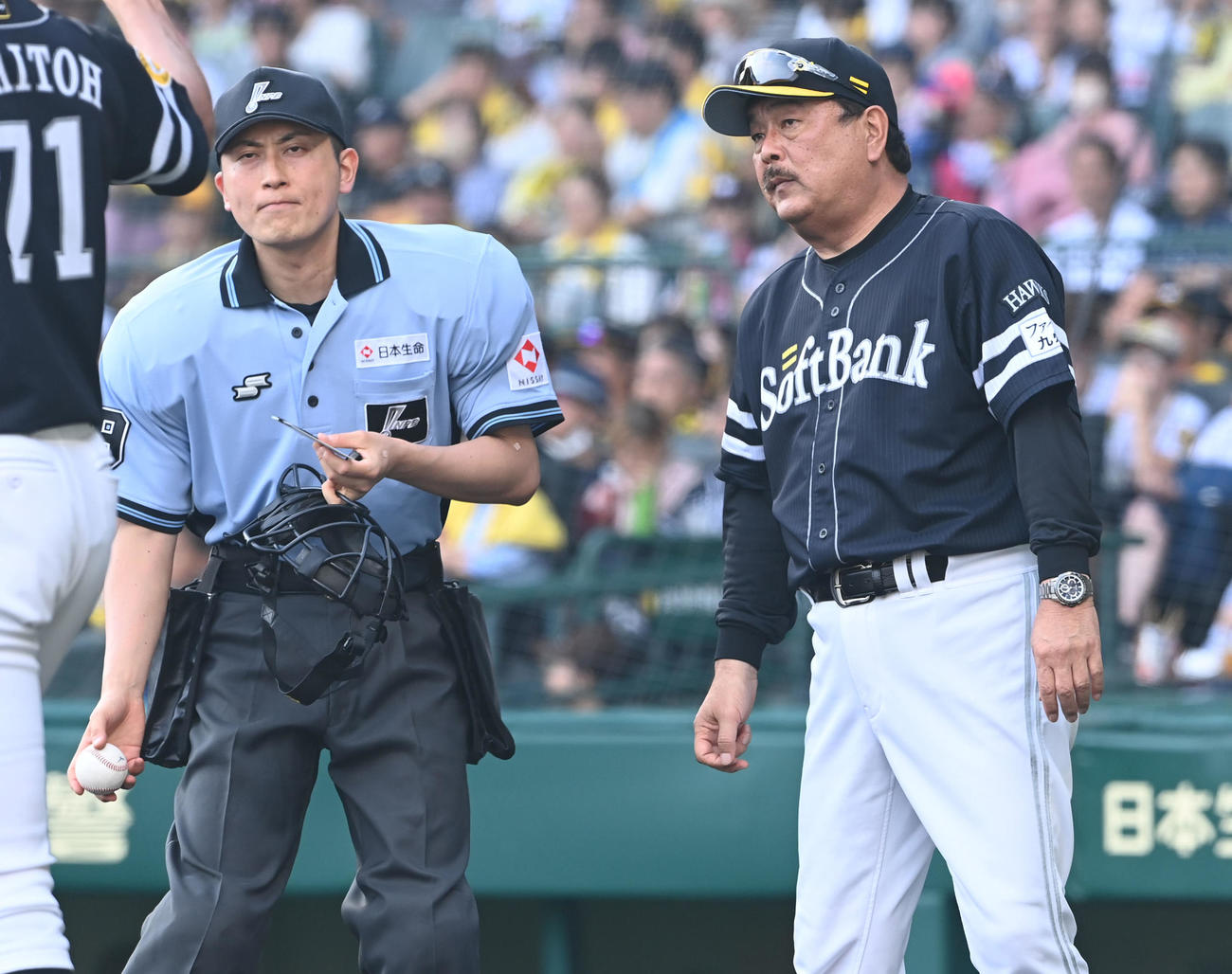 阪神対ソフトバンク　6回裏阪神1死一、二塁、スチュワートの交代を告げるソフトバンク藤本監督（撮影・前岡正明）