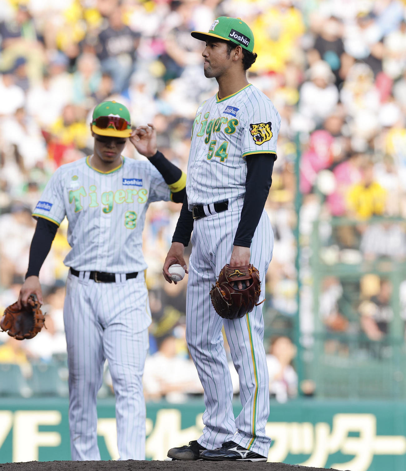 阪神対ソフトバンク　7回表ソフトバンク1死二、三塁、交代を告げられた阪神加治屋（撮影・藤尾明華）