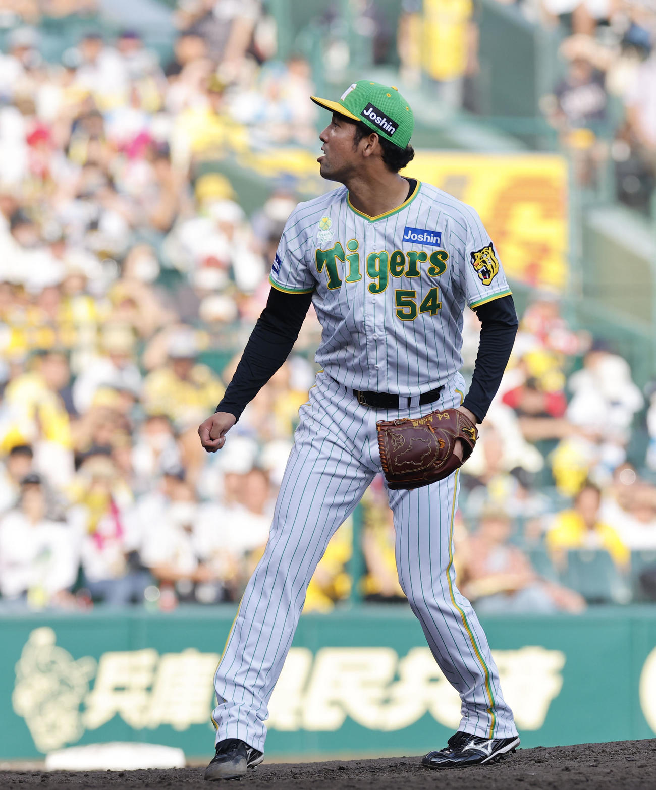 阪神対ソフトバンク　7回表ソフトバンク1死一、三塁、牧原に左中間に先制適時二塁打を許す阪神加治屋（撮影・藤尾明華）