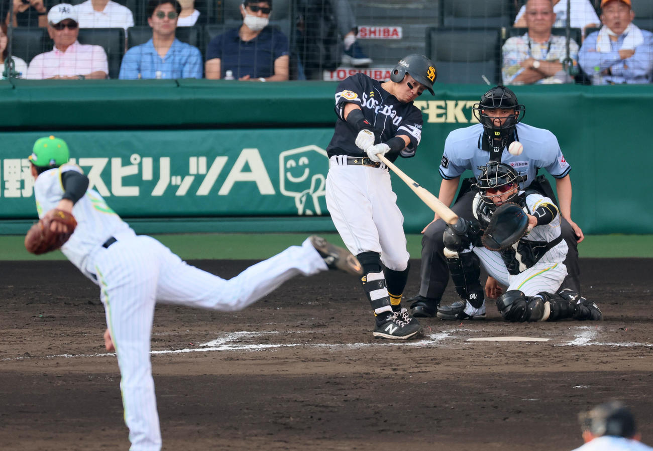 阪神対ソフトバンク　7回表ソフトバンク1死一、三塁、牧原大は左中間に適時二塁打を放つ。投手は加治屋（撮影・加藤哉）