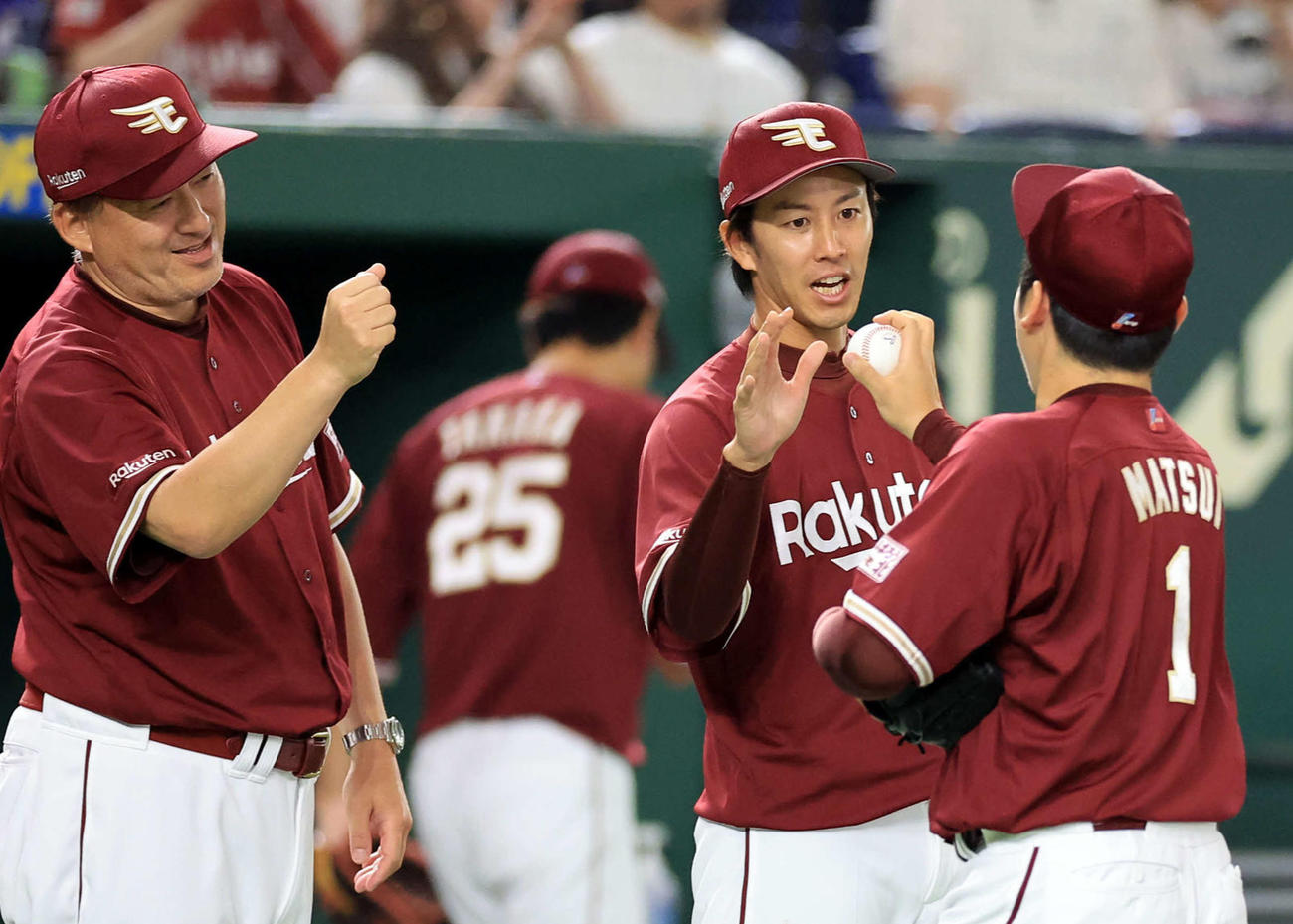 巨人対楽天　2勝目を上げた楽天岸（中央）は松井裕からウイニングボールを受け取る。左は石井監督（撮影・浅見桂子）