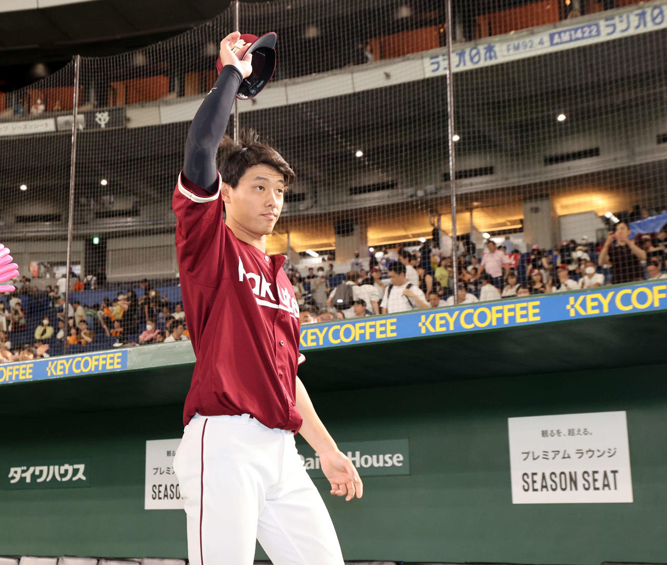 巨人対楽天　決勝打の楽天辰己はスタンドに帽子を振りあいさつ（撮影・浅見桂子）