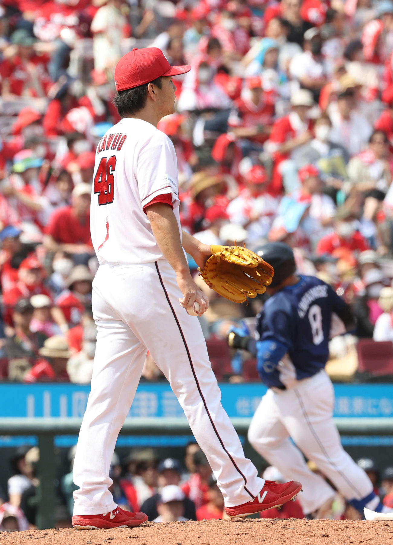 広島対西武　5回表西武2死一塁、渡部に勝ち越しの左越え2点本塁打を浴びた河野（撮影・加藤孝規）