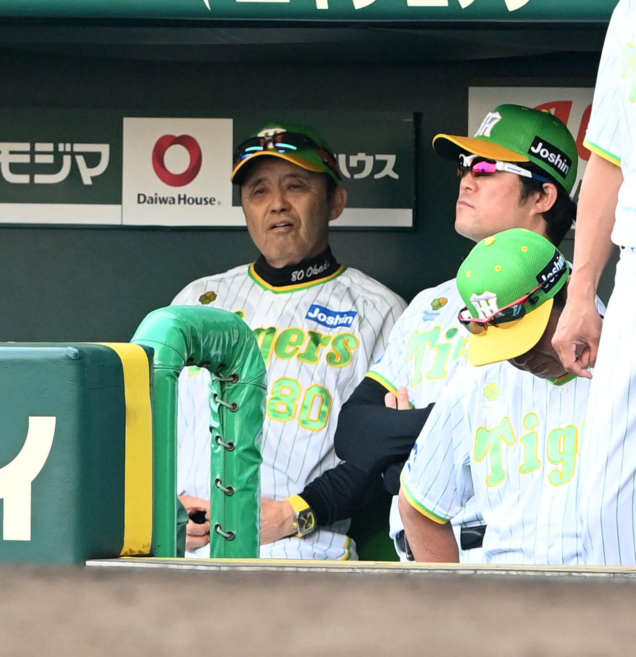 阪神対ソフトバンク　7回表ソフトバンク2死一、二塁、代打野村勇に左前適時打を打たれ、険しい顔をみせる岡田監督（撮影・前岡正明）