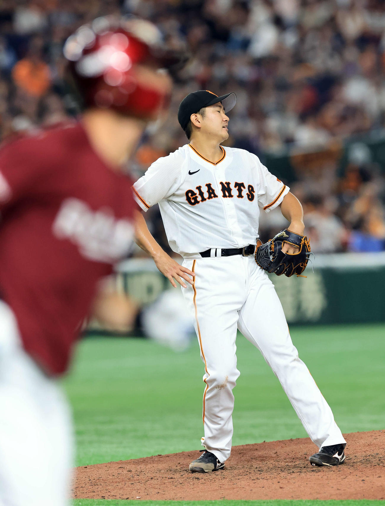 巨人対楽天　6回表楽天1死一塁、辰己（手前）に逆転2点本塁打を許し、悔しそうな菅野（撮影・浅見桂子）