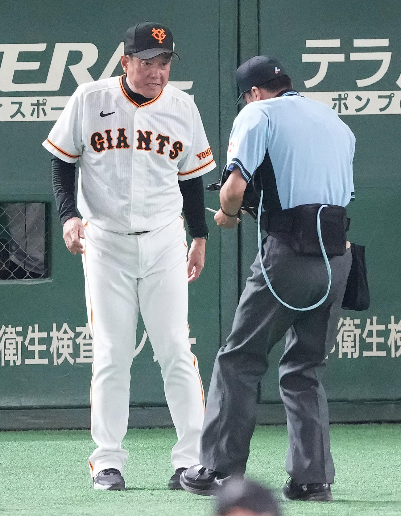 巨人対楽天　7回表前、先発菅野の降板を告げる巨人原監督（左）（撮影・鈴木みどり）