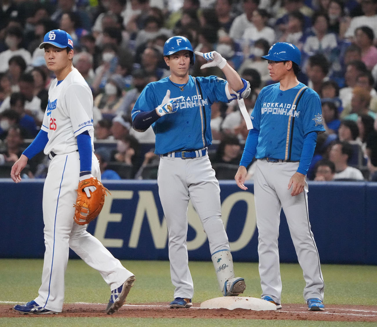 中日対日本ハム　7回表日本ハム2死一、三塁、右前適時打を放った松本剛（中央）（撮影・森本幸一）