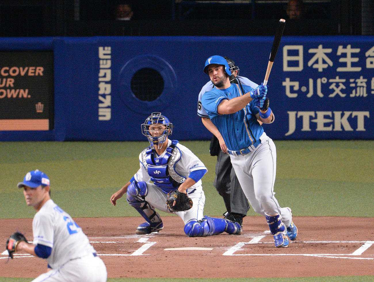 中日対日本ハム　1回表日本ハム1死一、三塁、中前適時打を放つマルティネス（右）投手は福谷（撮影・森本幸一）