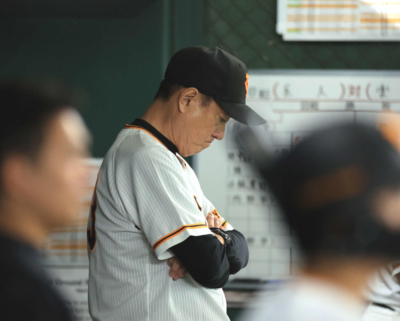 巨人対楽天　9回裏巨人の攻撃中、うつむいて考え込む原監督（撮影・浅見桂子）