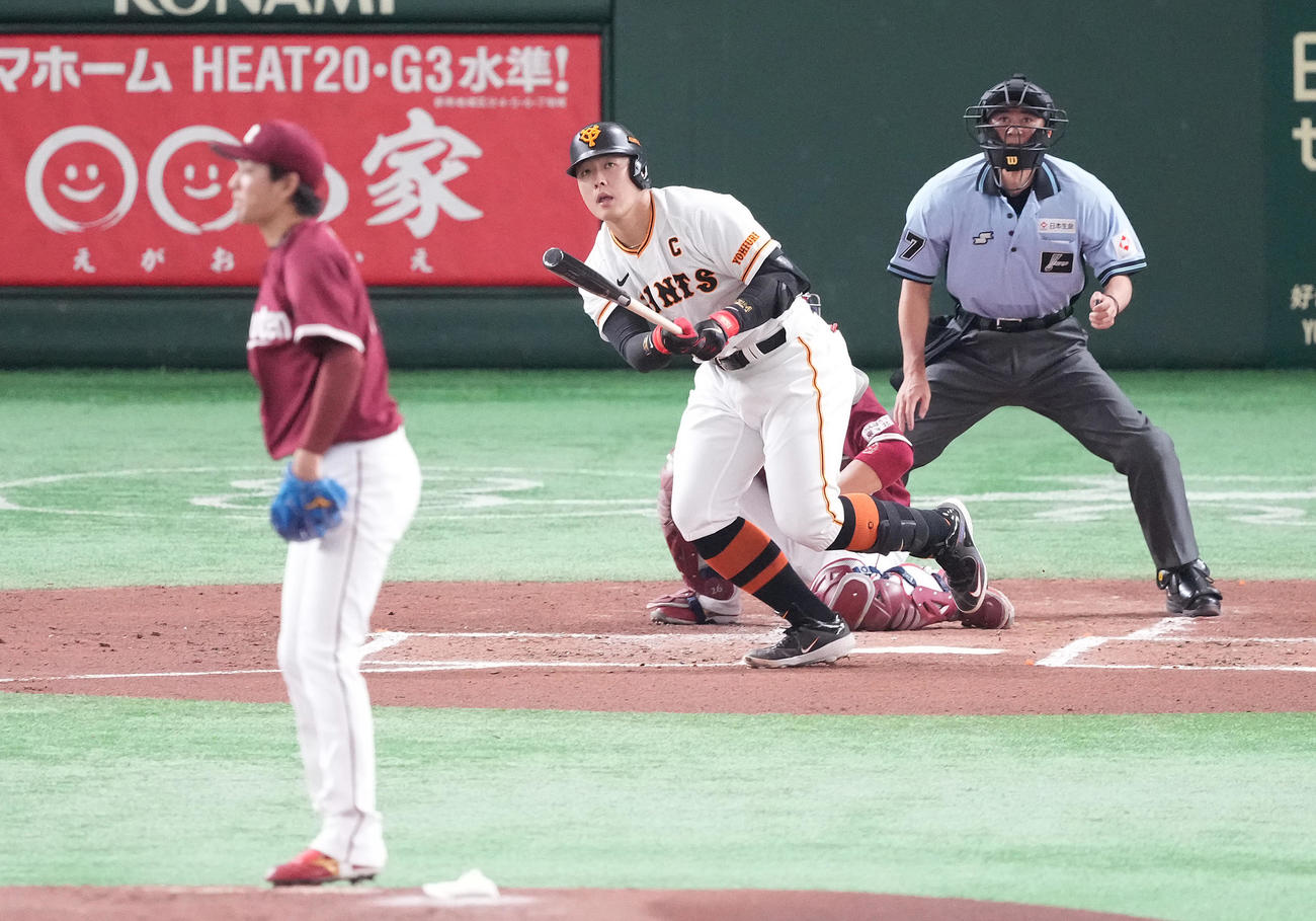巨人対楽天　1回裏巨人2死二塁、先制の中適時二塁打を放つ岡本和。投手岸（撮影・鈴木みどり）