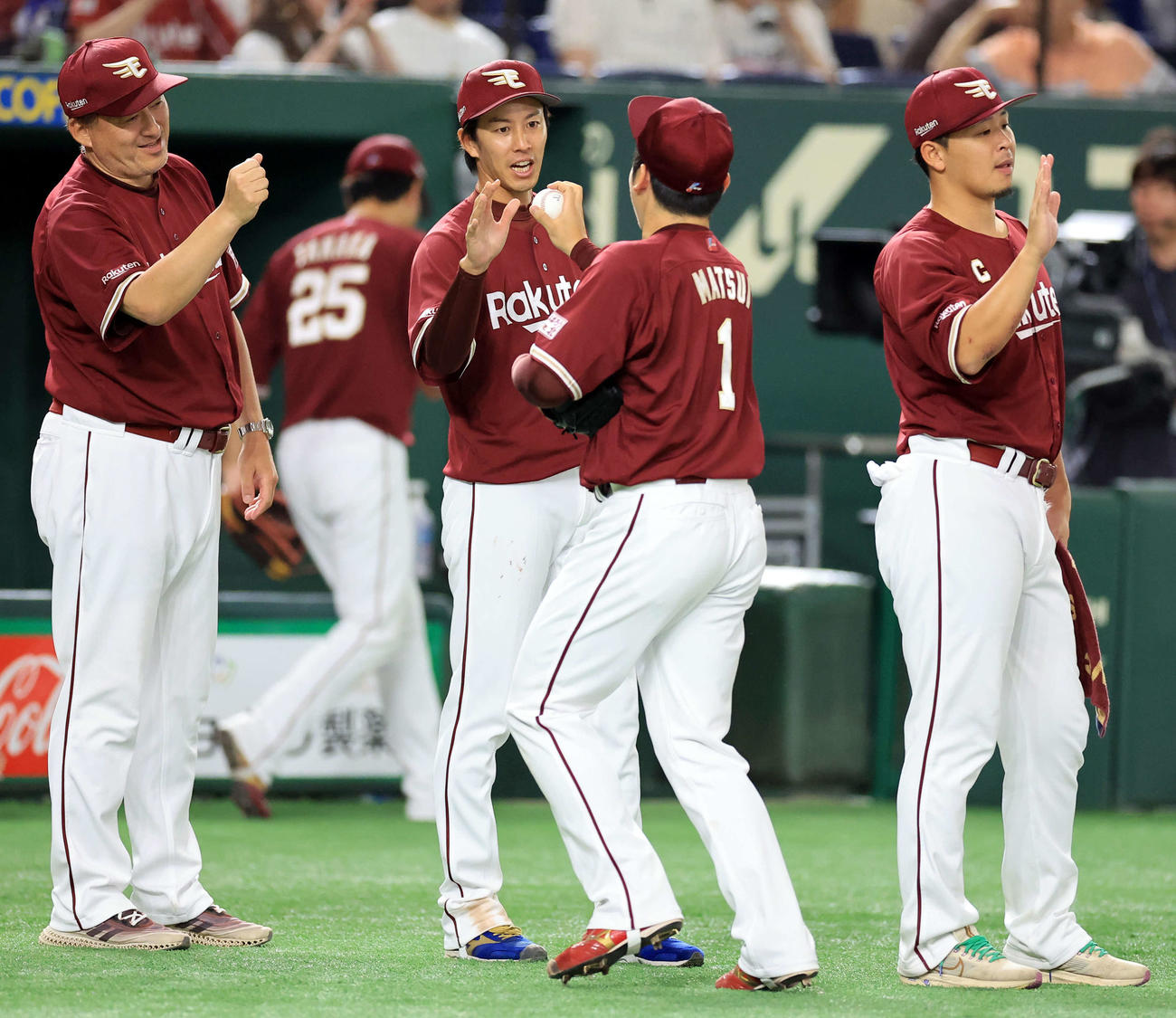 巨人対楽天　2勝目を挙げた楽天岸（中央）は松井裕からウイニングボールを受け取る。左は石井監督（撮影・浅見桂子）