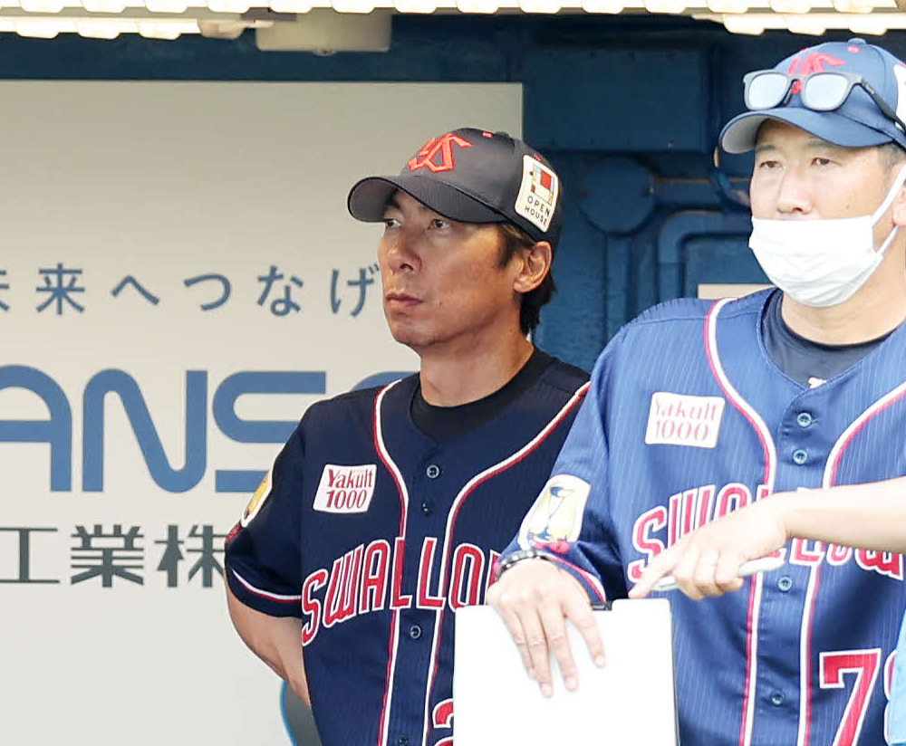 ヤクルト対オリックス　9回裏、戦況を見つめるヤクルト高津監督（左）（撮影・鈴木正人）