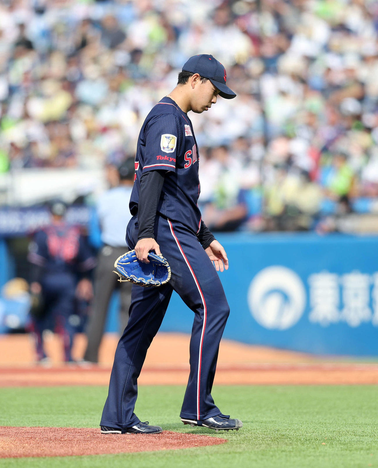 ヤクルト対オリックス　7回表、降板するヤクルト星（撮影・鈴木正人）