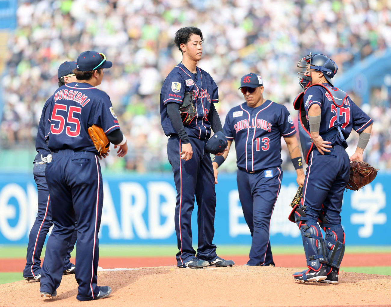 ヤクルト対オリックス　7回表、降板するヤクルト丸山翔（中央）（撮影・鈴木正人）