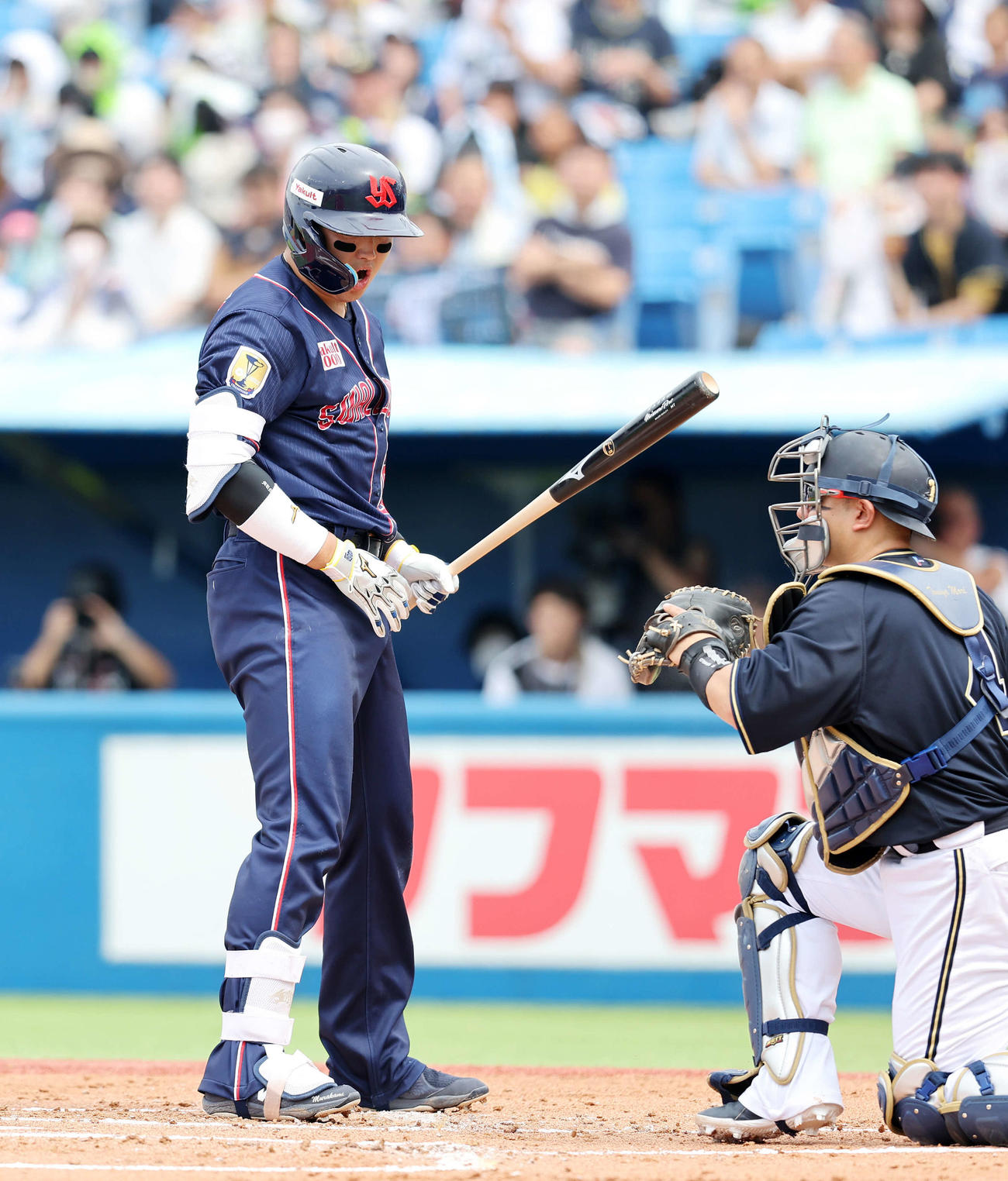 ヤクルト対オリックス　1回裏ヤクルト1死一、二塁、村上は見逃し三振に倒れ判定に納得がいかない表情をみせる（撮影・鈴木正人）