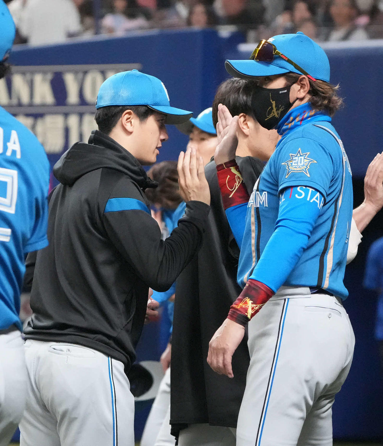 中日対日本ハム　4勝目を挙げた北山（左）とタッチを交わす新庄監督（撮影・森本幸一）