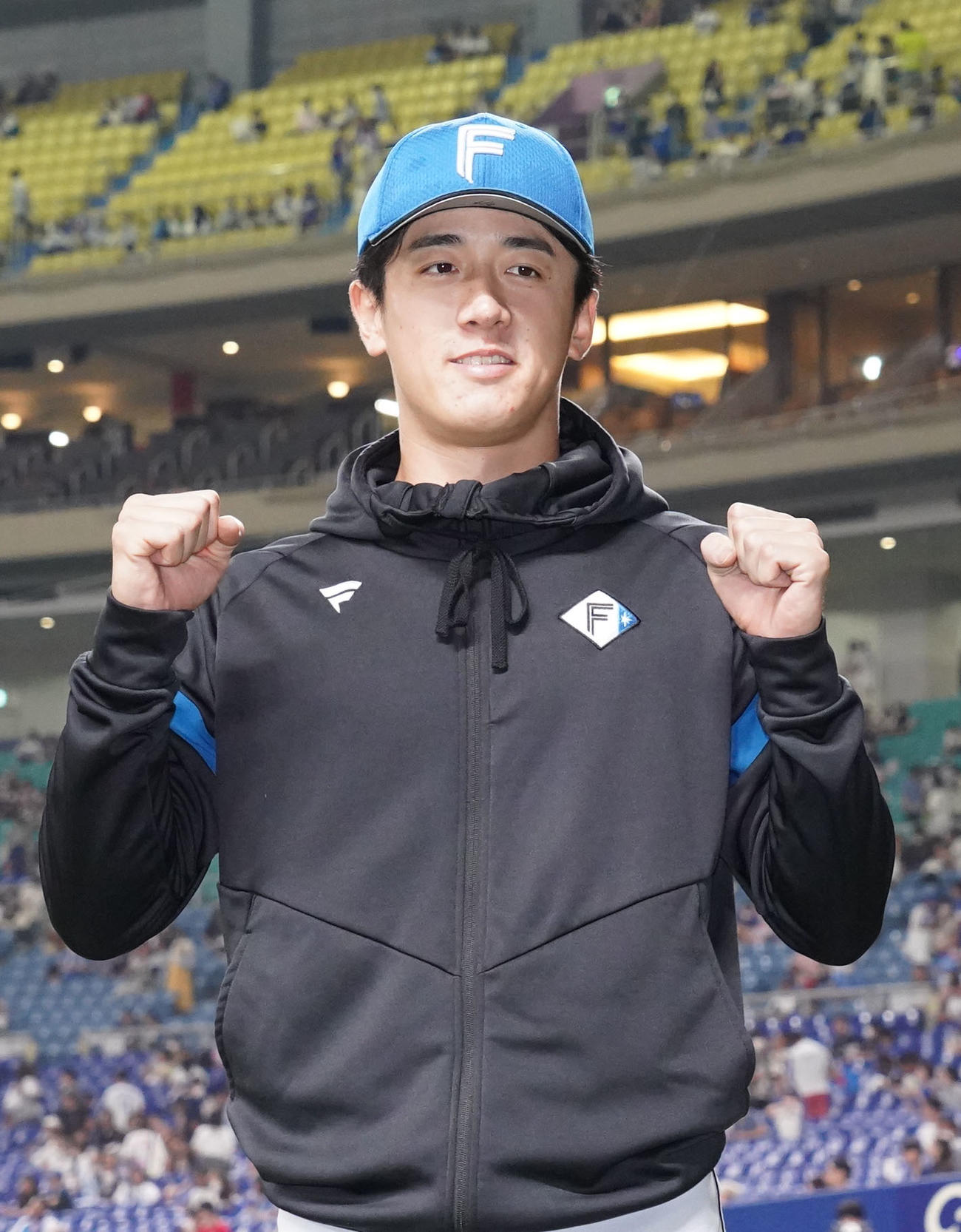 中日対日本ハム　ヒーローインタビューを終えポーズを決める北山（撮影・森本幸一）