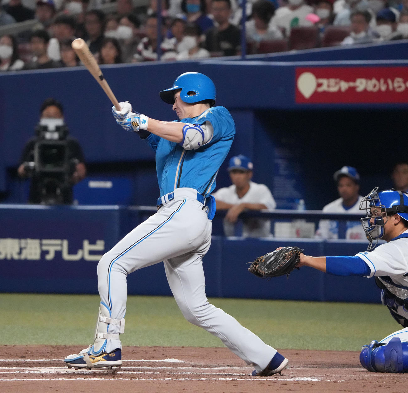 中日対日本ハム　7回表日本ハム2死一、三塁、右前適時打を放つ松本剛（撮影・森本幸一）