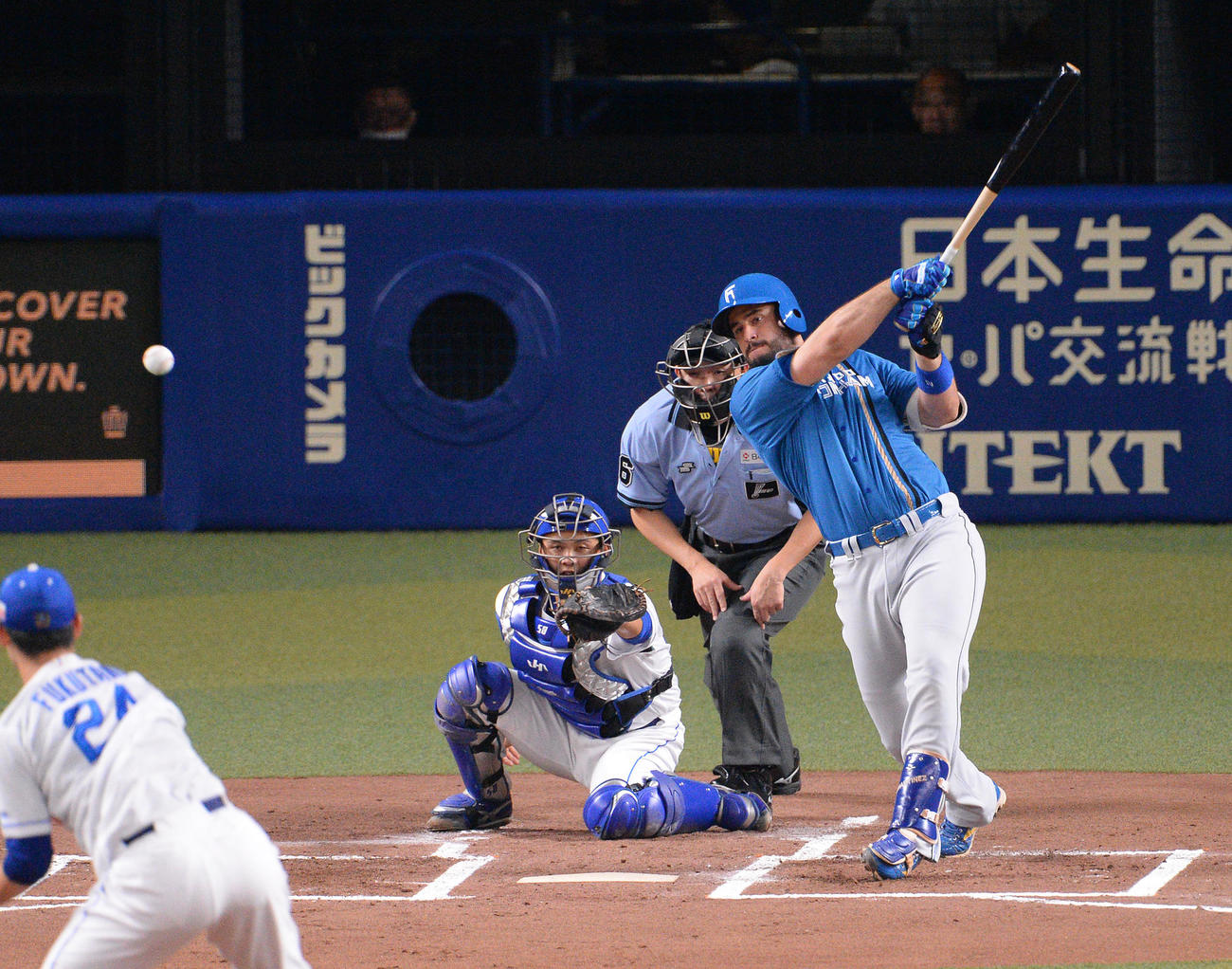 中日対日本ハム　1回表日本ハム1死一、三塁、中前適時打を放つマルティネス（右）投手は福谷（撮影・森本幸一）