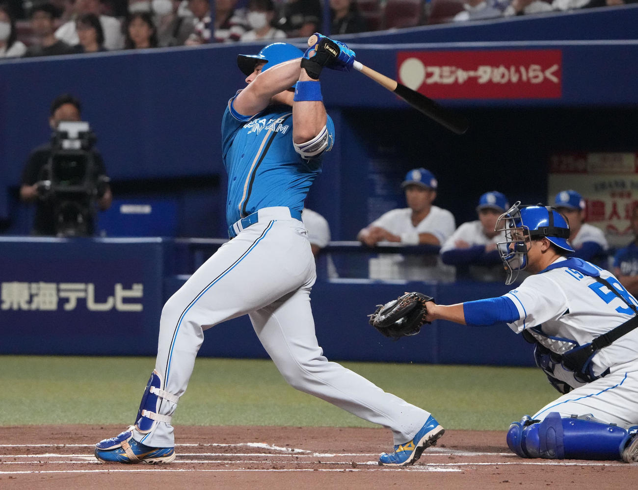 中日対日本ハム　1回表日本ハム1死一、三塁、中前適時打を放つマルティネス（撮影・森本幸一）