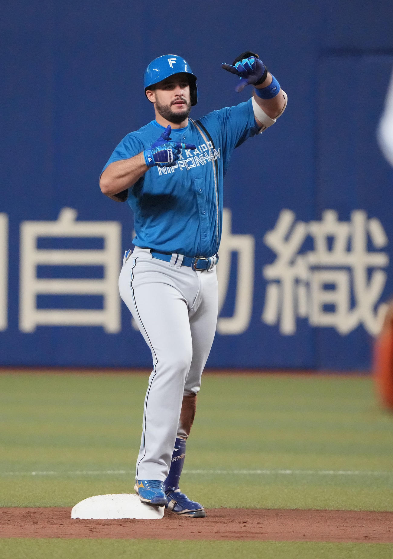 中日対日本ハム　1回表日本ハム1死一、三塁、中前適時打を放ちポーズを決めるマルティネス（撮影・森本幸一）
