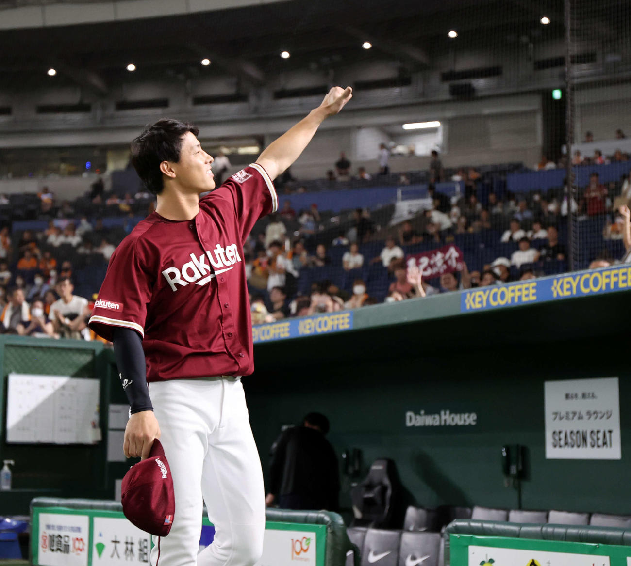 巨人対楽天　決勝打の楽天辰己はスタンドにガッツポーズ（撮影・浅見桂子）