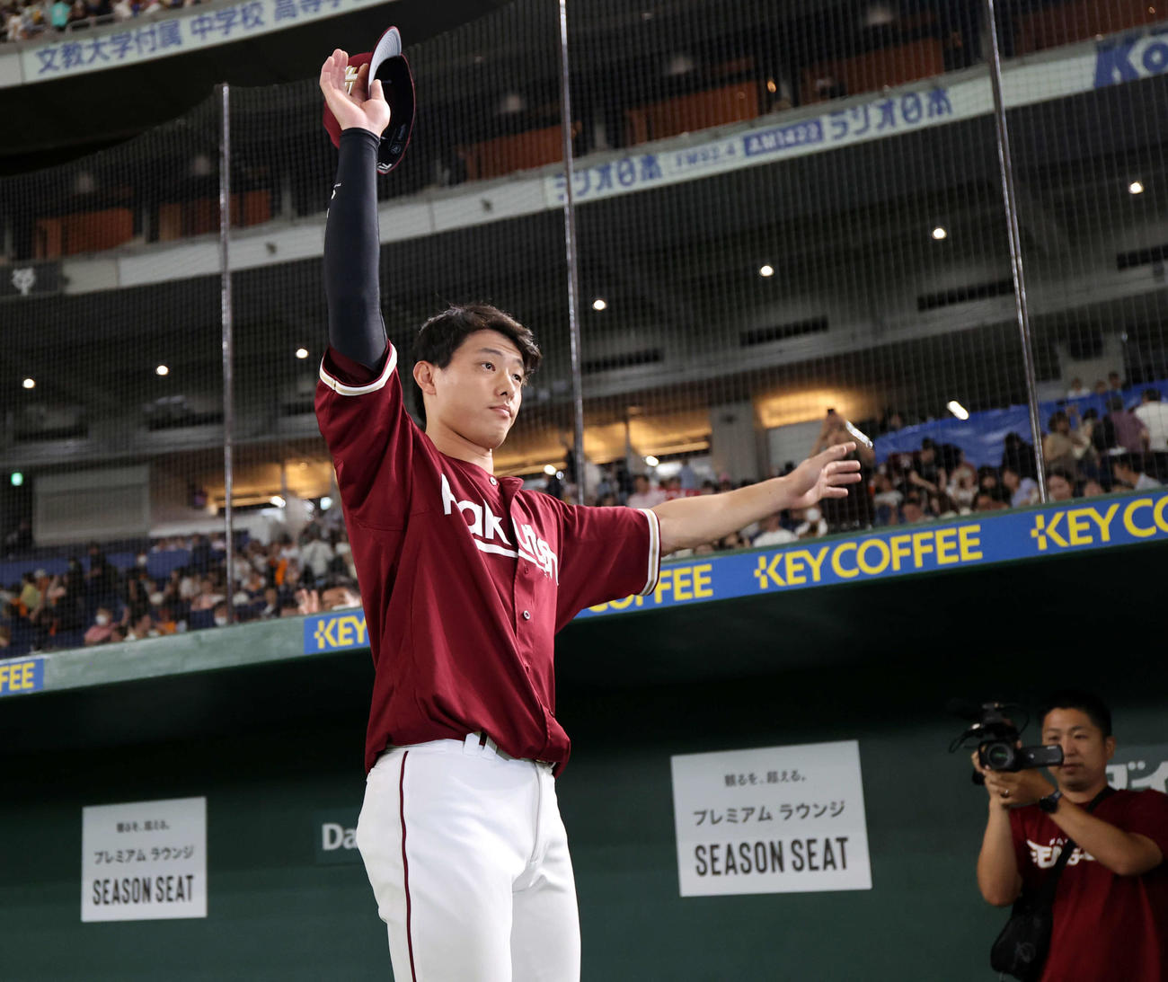 巨人対楽天　決勝打の楽天辰己はスタンドに帽子を振りあいさつ（撮影・浅見桂子）
