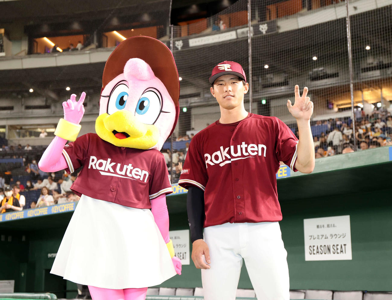 巨人対楽天　決勝打の楽天辰己はクラッチーナとポーズ（撮影・浅見桂子）