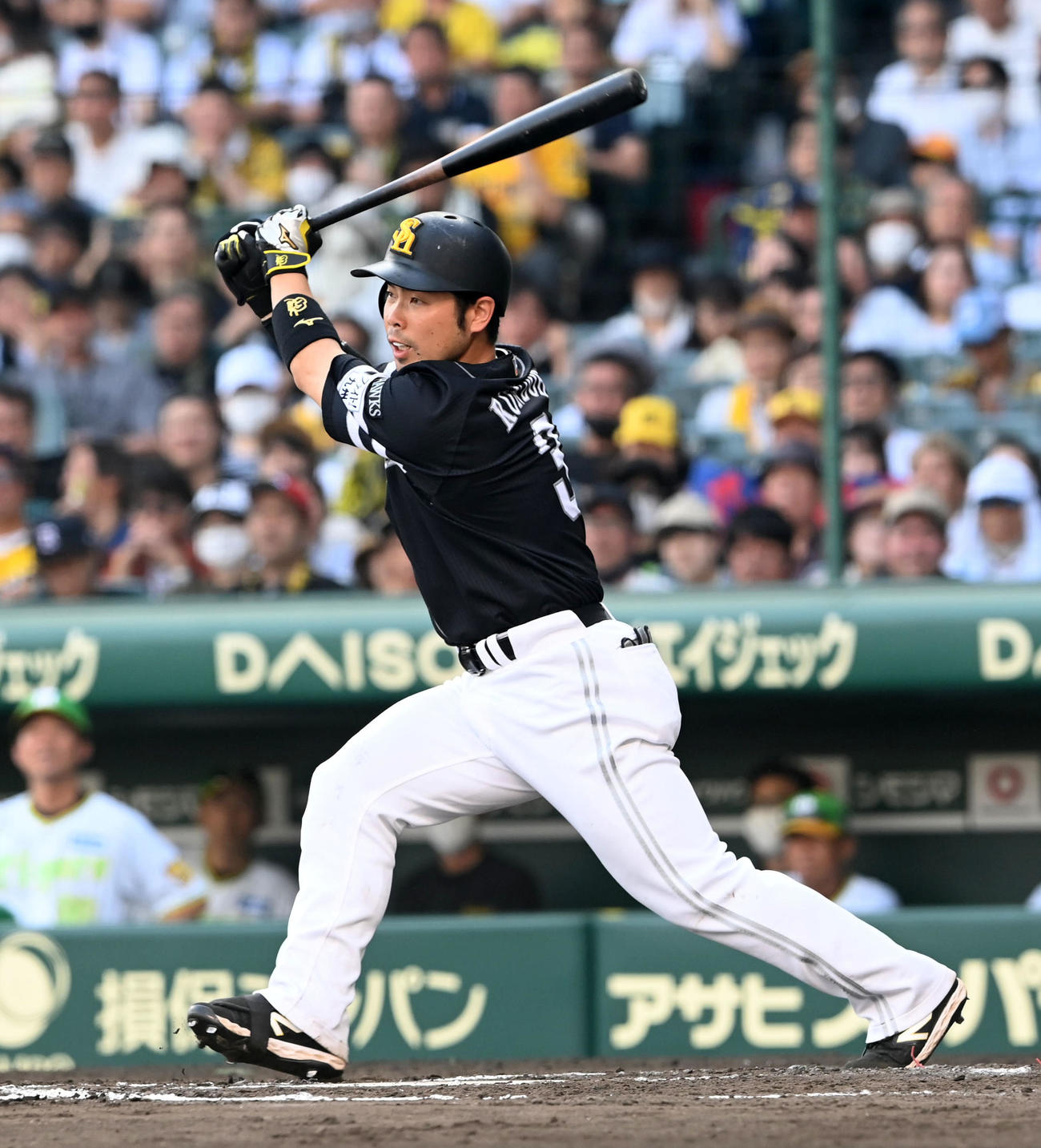 阪神対ソフトバンク　7回表ソフトバンク1死二、三塁、近藤は左中間に2点適時二塁打を放つ（撮影・前岡正明）