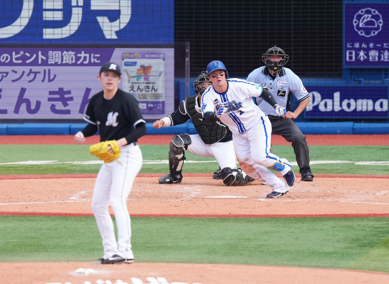 DeNA対ロッテ　4回裏DeNA2死三塁、佐々木朗から左適時二塁打を放つ牧（撮影・菅敏）