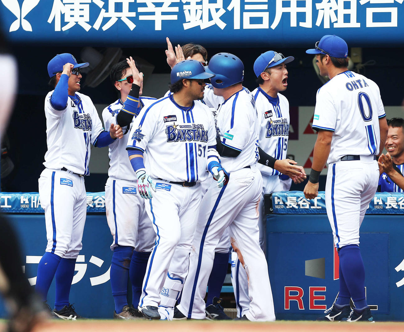 DeNA対ロッテ　6回裏DeNA2死三塁、右越え2点本塁打で生還する宮崎（中央）と牧を迎えるチームメート（撮影・河田真司）