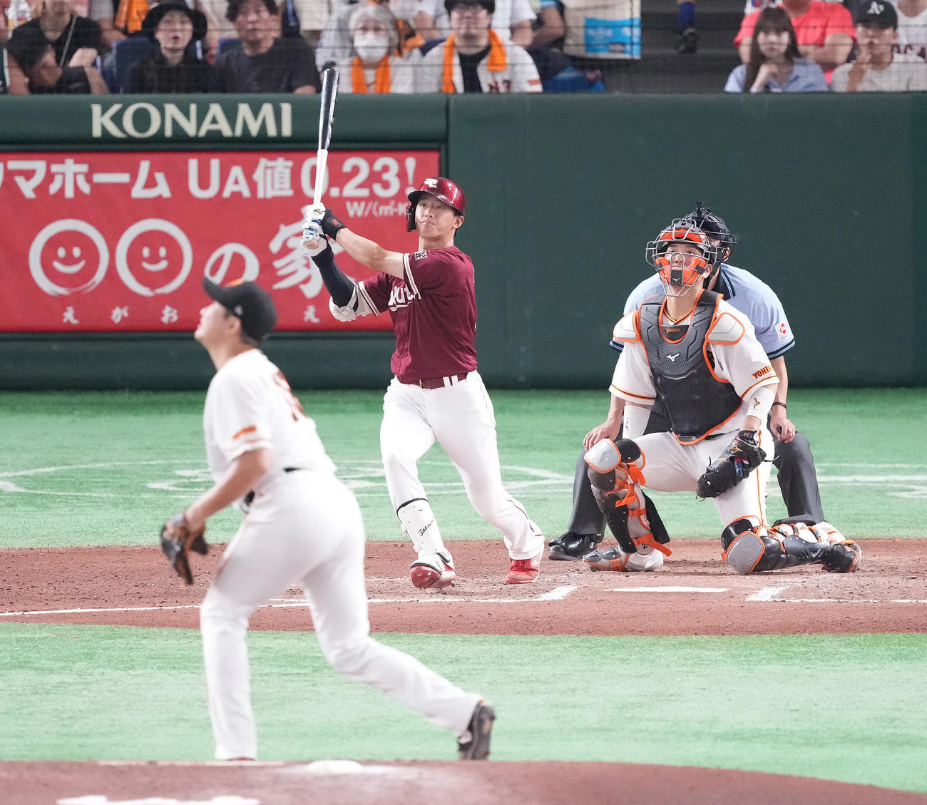 巨人対楽天　6回表楽天1死一塁、右越え2点本塁打を放つ辰己。投手菅野（撮影・鈴木みどり）