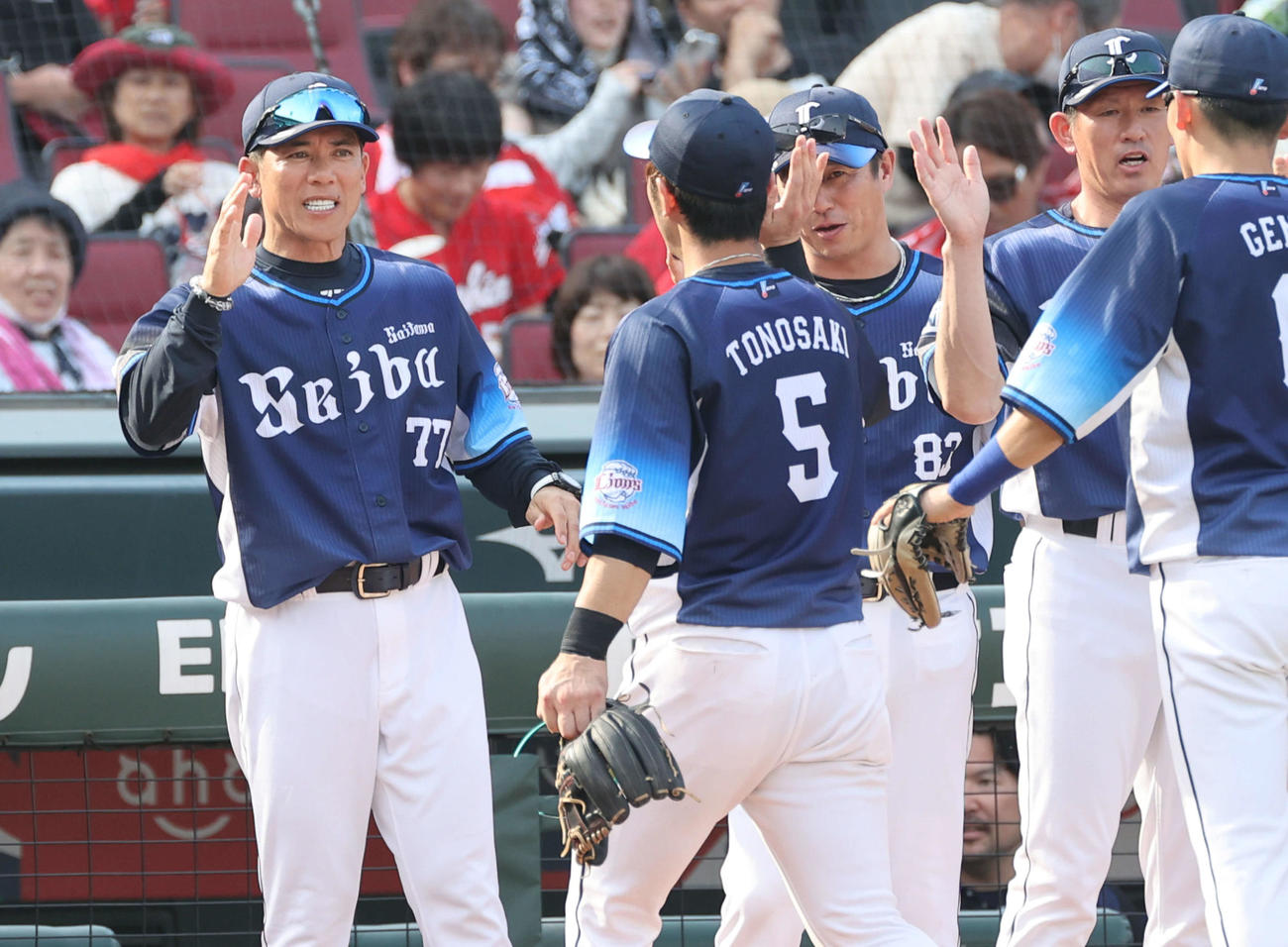 広島対西武　ナインを迎える松井監督（左）（撮影・加藤孝規）