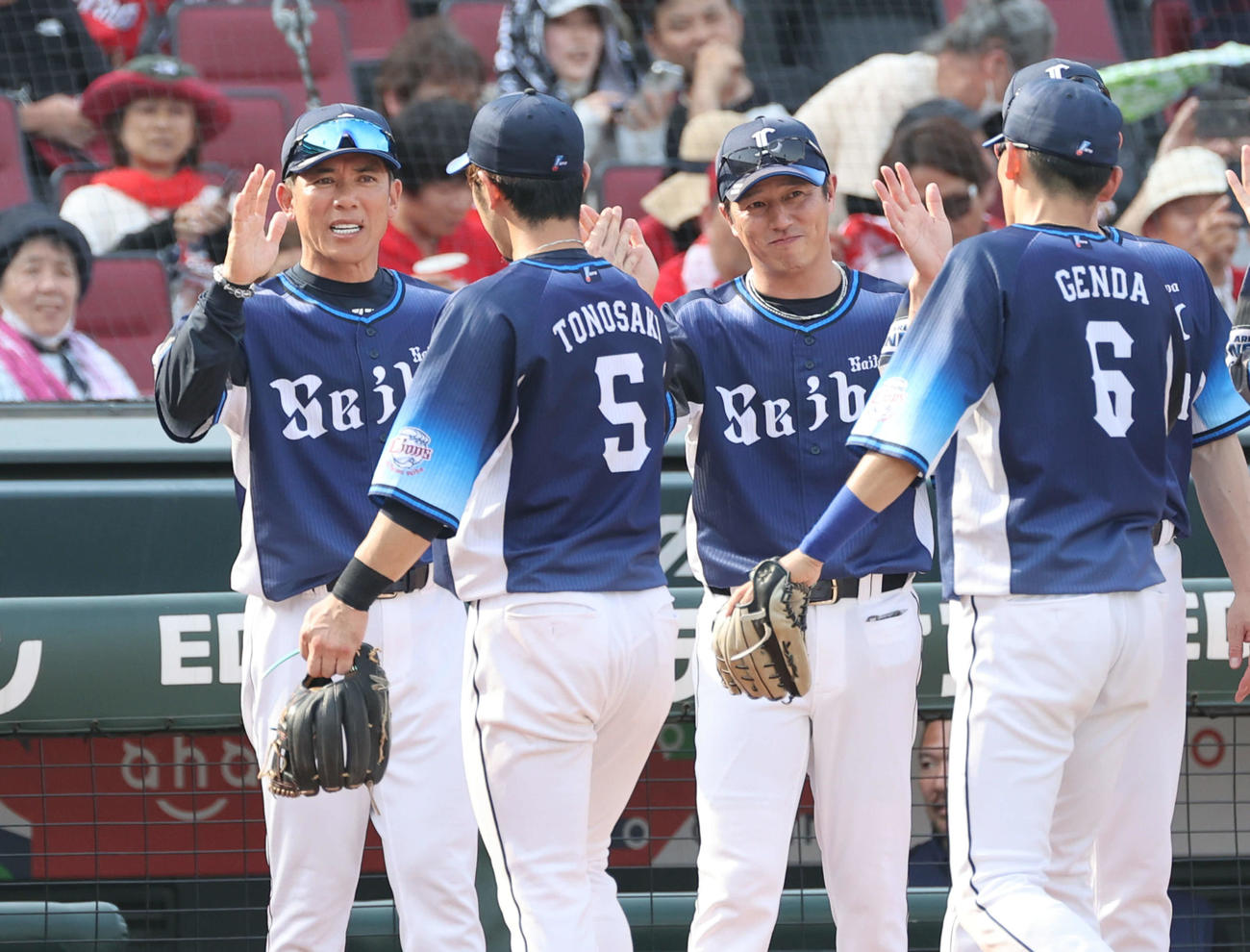 広島対西武　ナインを迎える松井監督（左）（撮影・加藤孝規）