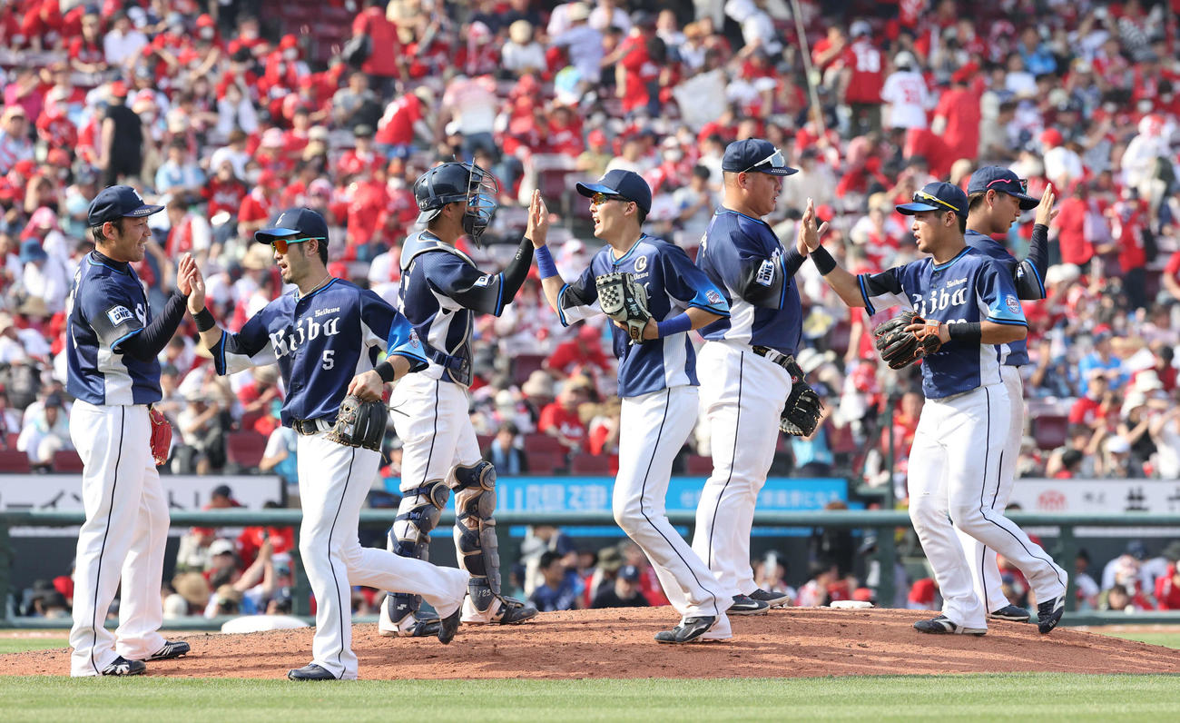 広島対西武　広島に勝った西武ナイン（撮影・加藤孝規）