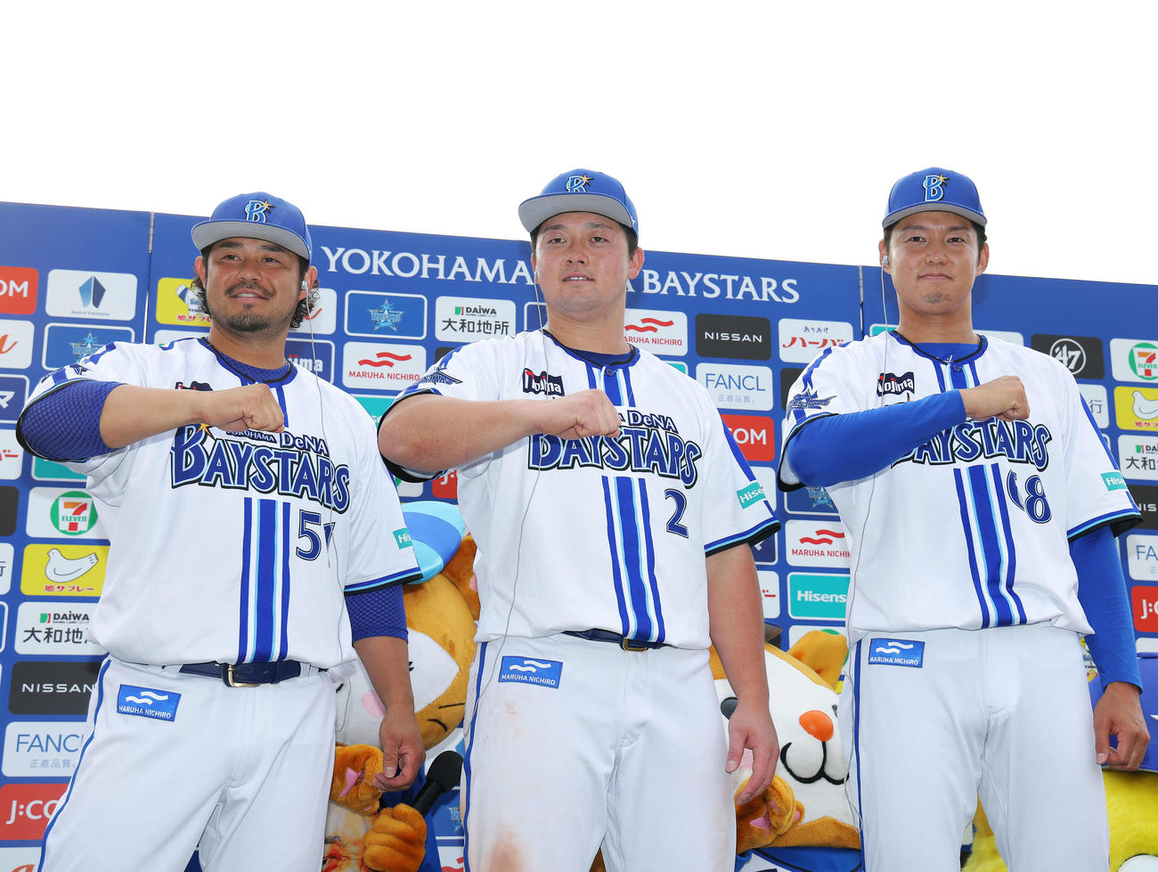 DeNA対ロッテ　ロッテに勝利し、お立ち台で「デスターシャ」を決め写真に納まるDeNAの、左から宮崎、牧、森原（撮影・河田真司）