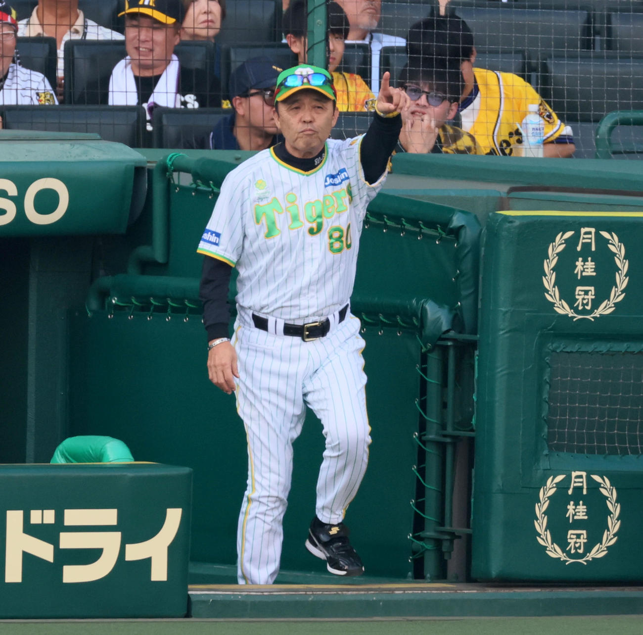 阪神対ソフトバンク　7回表、選手交代を告げる岡田監督（撮影・加藤哉）