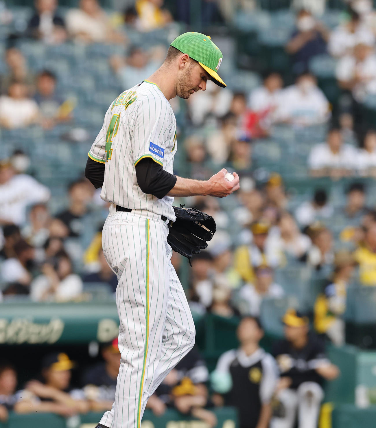 阪神対ソフトバンク　9回表ソフトバンク2死一、二塁、中村晃に左前適時打を打たれうつむく阪神ケラー（撮影・藤尾明華）