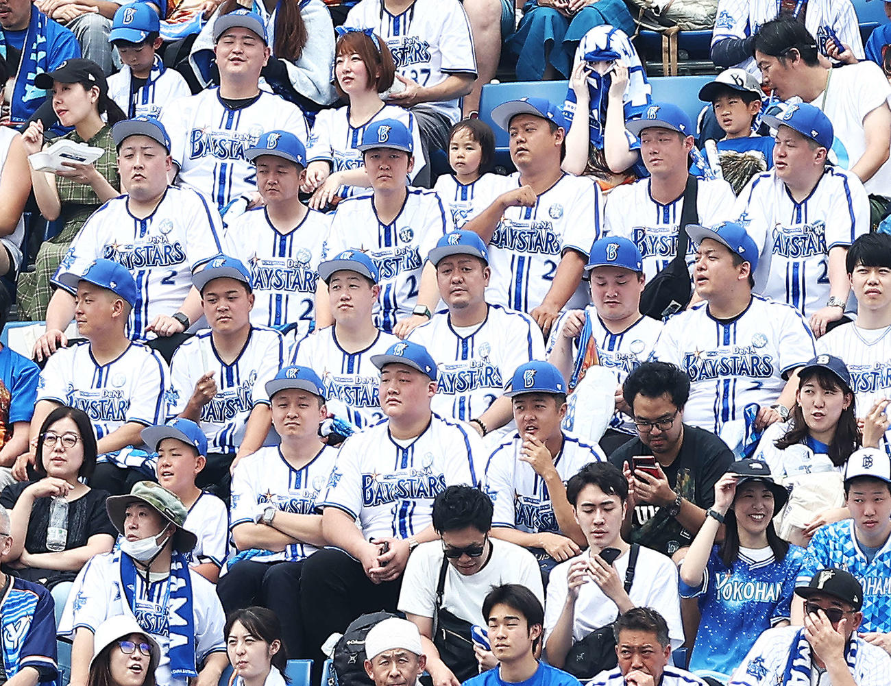 DeNA対ロッテ　スタンドで観戦する牧秀悟のそっくりさんたち（撮影・河田真司）
