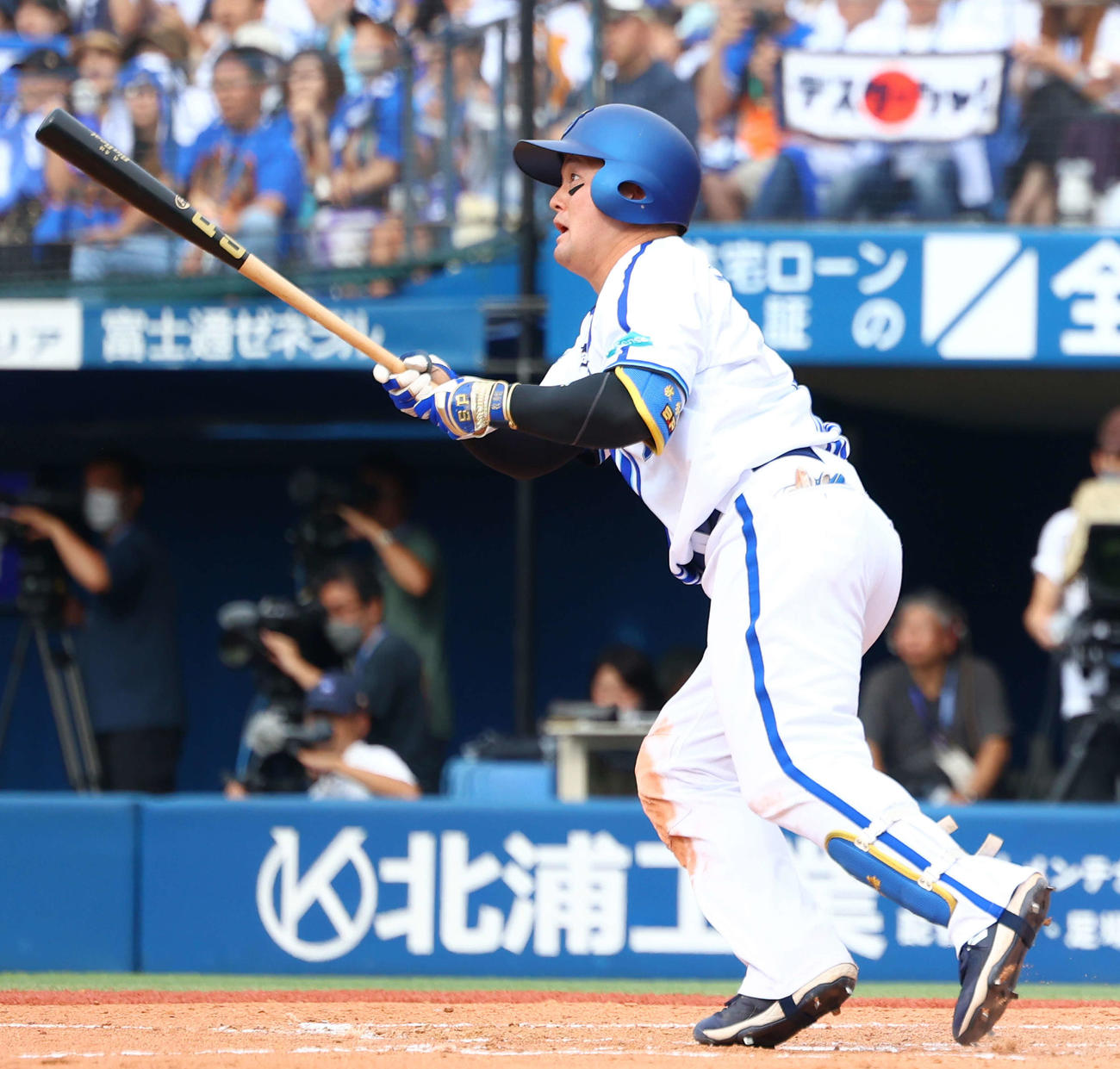 DeNA対ロッテ　6回裏DeNA2死二塁、左翼線に適時三塁打を放つ牧（撮影・河田真司）