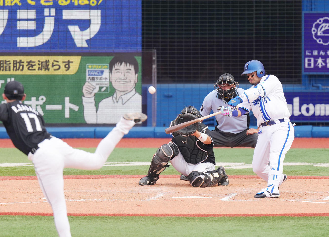 DeNA対ロッテ　6回裏DeNA2死三塁、佐々木朗から右越えに2点本塁打を放つ宮崎（撮影・菅敏）